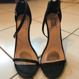 Simple strap heel
